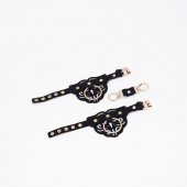 Черные кожаные наручники с клепками, кольцами и золотистой фурнитурой - Crazy Handmade - купить с доставкой в Новом Уренгое