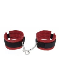 Красно-чёрные полиуретановые наручники Luxurious Handcuffs - Blush Novelties - купить с доставкой в Новом Уренгое