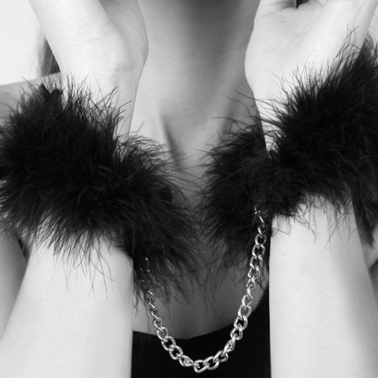 Перьевые наручники Za Za Zu Feather Handcuffs Bijoux - Bijoux Indiscrets - купить с доставкой в Новом Уренгое