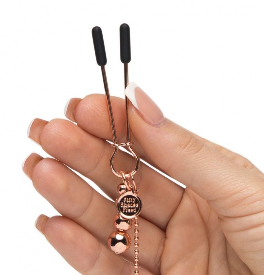 Золотистые зажимы для сосков и клитора All Sensation Nipple and Clitoral Chain - Fifty Shades of Grey - купить с доставкой в Новом Уренгое